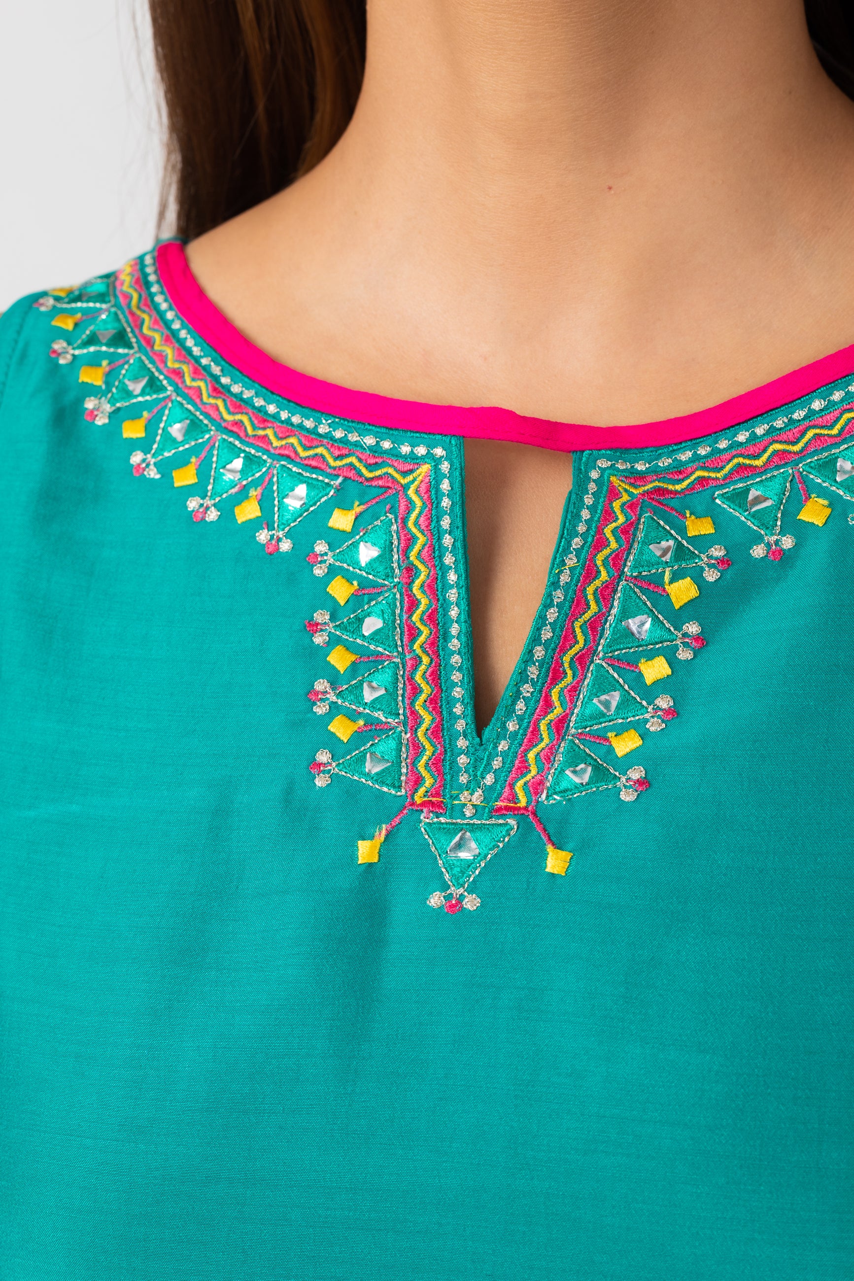 green-solid-kurta-with-neck-embroidery
